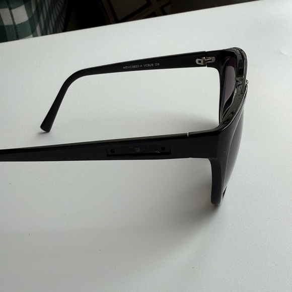 Stylish Black Sunglasses - Picture 4 of 10